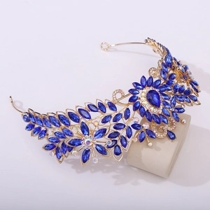 Gros plan détaillé d'une couronne baroque dorée avec des strass bleu foncé en marquise