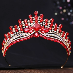 Vue détaillée du diadème de mariée baroque avec strass rouges et monture en alliage doré
