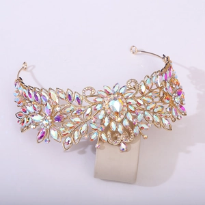 Détail d'un diadème de mariée doré orné de feuilles de cristal et motifs floraux en strass