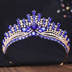 Détail de la couronne baroque dorée avec pierres bleues et strass pour la mariée