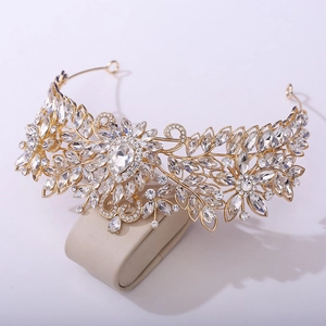 Détail d'une couronne de mariée dorée avec cristaux étincelants et motifs floraux