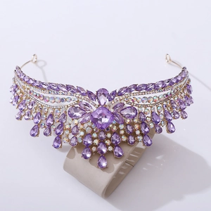 Vue détaillée du diadème de mariée doré orné de grands cristaux violets et de strass fins