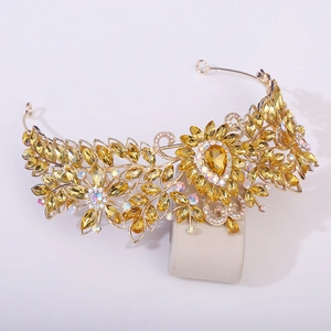 Détail de la couronne dorée de mariée avec strass ambrés et motifs de fleurs et feuilles