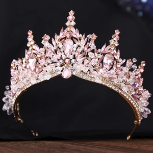 Detailaufnahme der rosa Kristall-Brautkrone mit goldener Metallbasis und Schmucksteinen