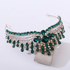 Détails de la couronne baroque dorée ornée de cristaux vert émeraude et de strass fins