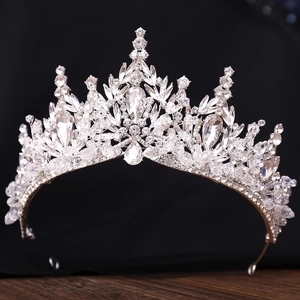 Detailaufnahme der Brautkrone mit funkelnden Strasssteinen und Zirkonia in Birnenschliff