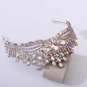 Diadème baroque doré pour mariée avec strass colorés AB sur un présentoir à bijoux