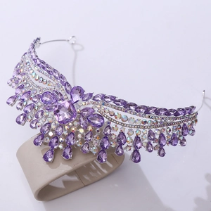 Détail des strass violets luxueux et cristaux AB sur une couronne de mariée en argent