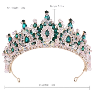 Détails de couronne baroque avec pierres émeraudes et dimensions: 7,2 cm de haut et 16 cm