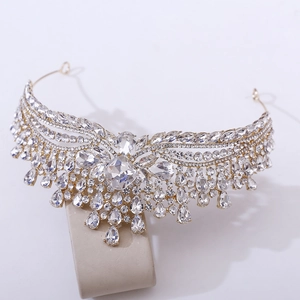 Gros plan du diadème de mariée doré avec pendentifs en cristal et motifs en strass