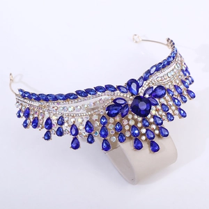 Gros plan de la couronne de mariage dorée avec cristaux bleus et strass colorés