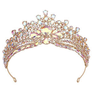 Vue détaillée d'une couronne de mariée dorée sertie de strass AB colorés et cristaux