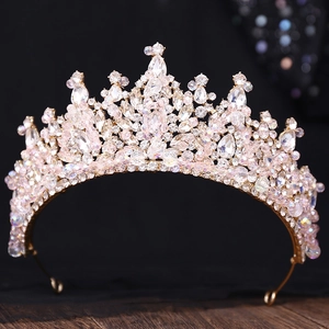 Détail d'une couronne de mariée faite à la main avec cristaux roses et alliage baroque doré