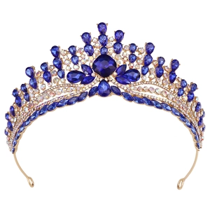 Détails d'un diadème en strass bleu sur une base en alliage doré pour coiffure mariée