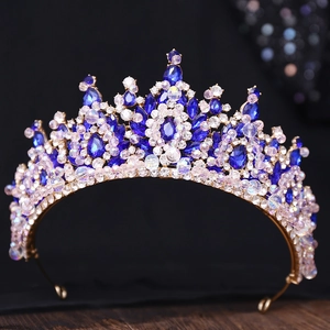 Détail macro d'une couronne de mariée en alliage doré avec cristaux bleu foncé et strass