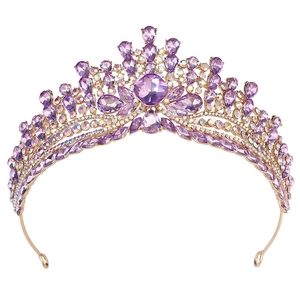 Détail de la couronne de mariée en alliage doré avec strass violets et cristaux irisés