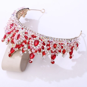 Détail de couronne mariée dorée avec strass rouges et cristaux AB sur un support