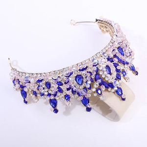 Vue détaillée d'une couronne de mariée baroque dorée avec gemmes bleues et perles roses