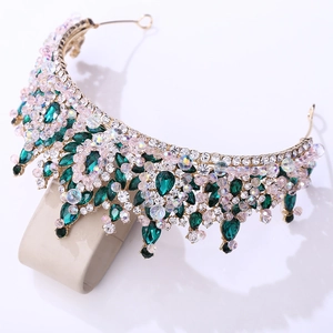 Détails de la couronne de mariée avec pierres émeraude et cristaux étincelants
