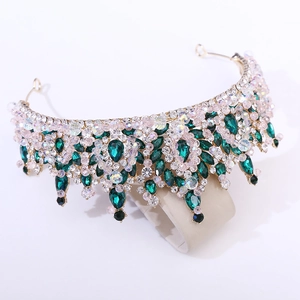 Détail de couronne dorée avec cristaux goutte vert émeraude et accents de strass rose