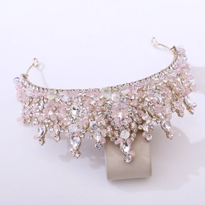 Détail d'une couronne de mariée faite main avec perles de cristal roses et zircons
