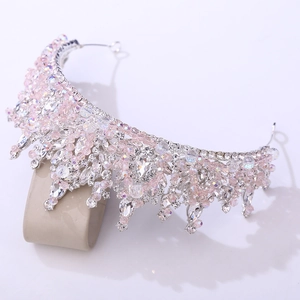 Détail d'une couronne de mariée baroque argentée avec cristaux roses et strass