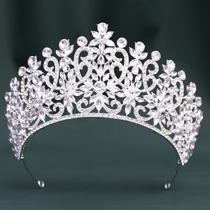 Detaillierte Makroansicht der barocken Brautkrone mit aufwendigen Kristall-Blumenmustern