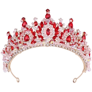 Détail d'une couronne de mariée dorée avec cristaux rouges et accents de diamants blancs