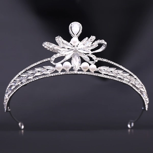 Detailansicht der silbernen Brautkrone mit funkelnden Zirkonia und eleganten Perlen