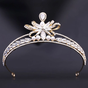 Detailaufnahme der goldenen Brautkrone mit AAA-Zirkonia und runden weißen Perlen