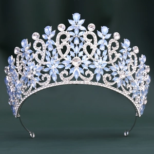 Nahaufnahme der Barock-Brautkrone in Silber mit hellblauen Opalen und Glitzer-Strass