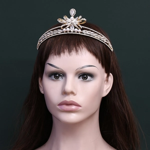 Goldenes Braut-Diadem mit funkelnden AAA-Zirkonia und weißen Perlen auf einem Model