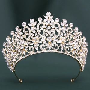 Nahaufnahme der goldenen Barock-Tiara mit Zirkon-Kristallen in Marquise- und Rundschliff