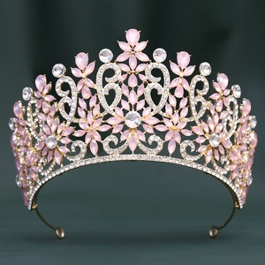 Detailansicht der rosa Kristall-Strasssteine und der goldenen Barock-Krone Handwerkskunst
