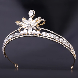 Elegantes goldenes Braut-Tiara mit funkelnden AAA-Zirkonia und weißen Perlen im Fokus
