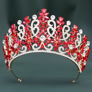 Detailansicht der luxuriösen Barockkrone mit roten Strasssteinen und goldener Legierung