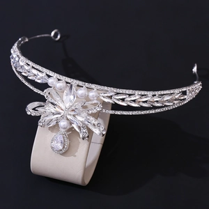 Elegantes Brautdiadem mit silbernen AAA-Zirkon-Blumenmustern und einer Tropfenperle
