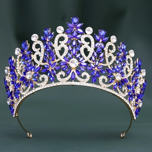 Detailansicht der Barock Brautkrone mit blauen Kristallen und goldenem Legierungsrahmen