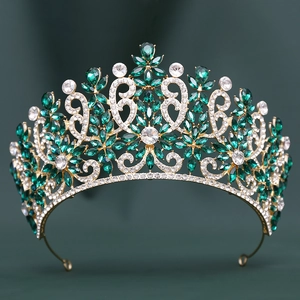 Detailaufnahme der Barock-Tiara in Gold mit smaragdgrünen Kristallen und Blumen-Design