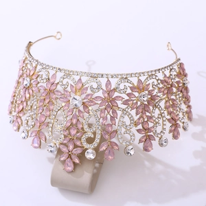 Detailaufnahme der barocken Tiara mit rosa-violetten Kristallen und goldenem Blumenmuster