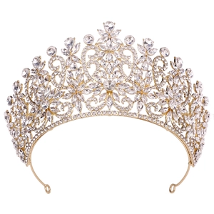 Detailansicht der Barock-Brautkrone in Gold mit Kristallblumen und Schnörkelmustern