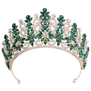 Makroaufnahme der goldenen Barock-Brautkrone mit tiefgrünen Kristallen und floralen Details