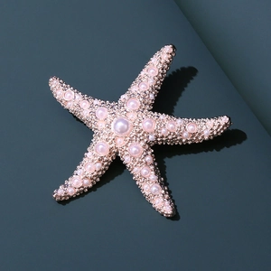 Élégante broche étoile de mer en or rose avec perles pour tenue de vacances chic