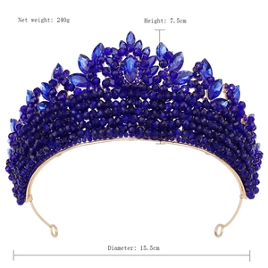Vue détaillée de la couronne de mariée en cristal bleu, taille 15,5 cm et poids 240 g