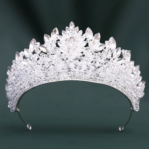 Détails de luxe d'une couronne de mariée argentée avec cristaux sur tissu vert foncé