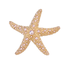 Broche étoile de mer dorée élégante ornée de perles blanches et texture perlée