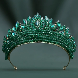 Détail de la couronne de mariée de luxe avec cristaux verts et monture en métal doré