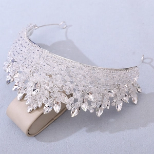Couronne de mariée luxueuse en argent avec cristaux brillants pour mariage et gala