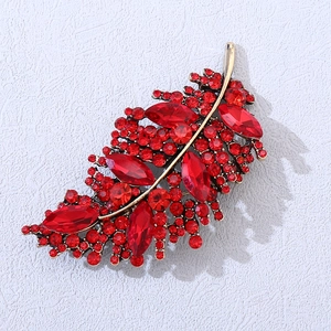 Dettaglio della spilla a foglia rossa con strass su base in lega d'oro in stile vintage