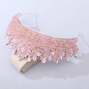 Détail d'une couronne de mariée en cristal rose avec perles en forme de goutte d'eau